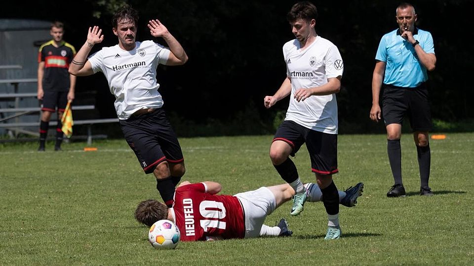 Florian Knoblich (li.), Samuel Wambach (re.) im Duell gegen Heufeld