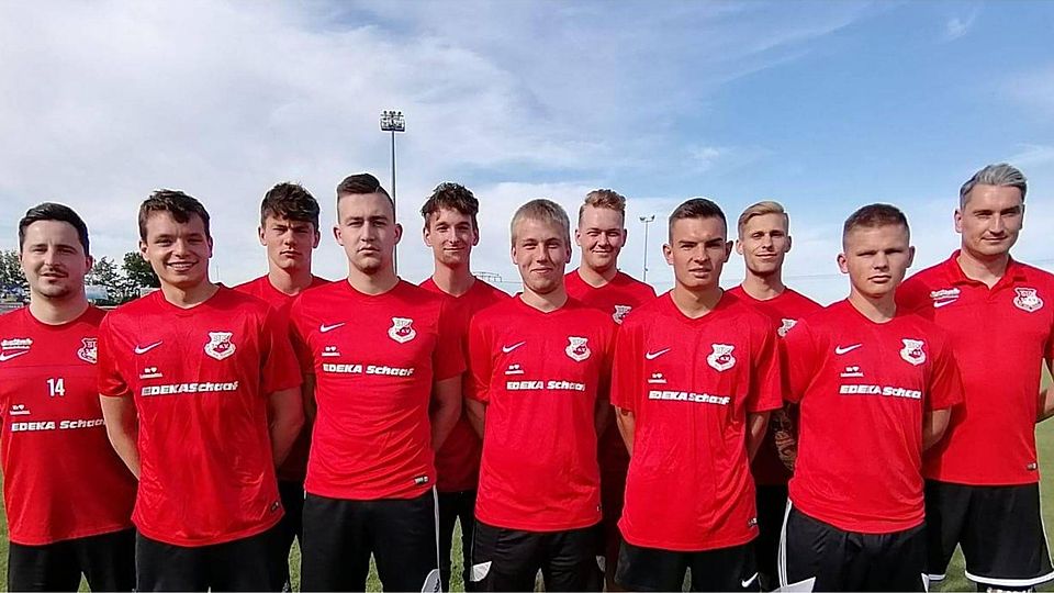 Andre Herrmann (links) begrüßt Michael Elze (rechts) und die jungen Wilden zum Trainingsauftakt.