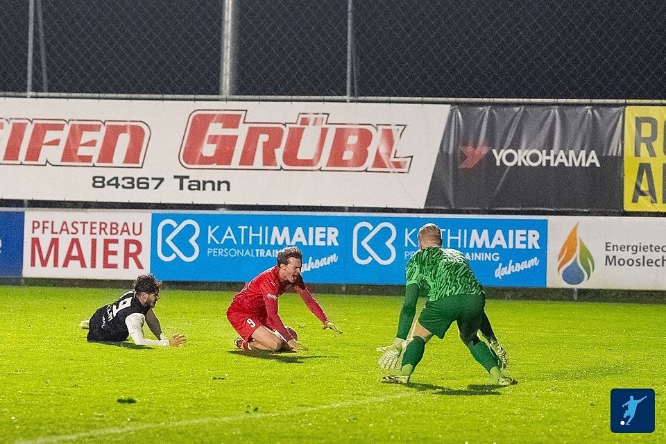 Die entscheidende Szene: Duxner wird bei seinem Tempogegenstoß per Foul gestoppt