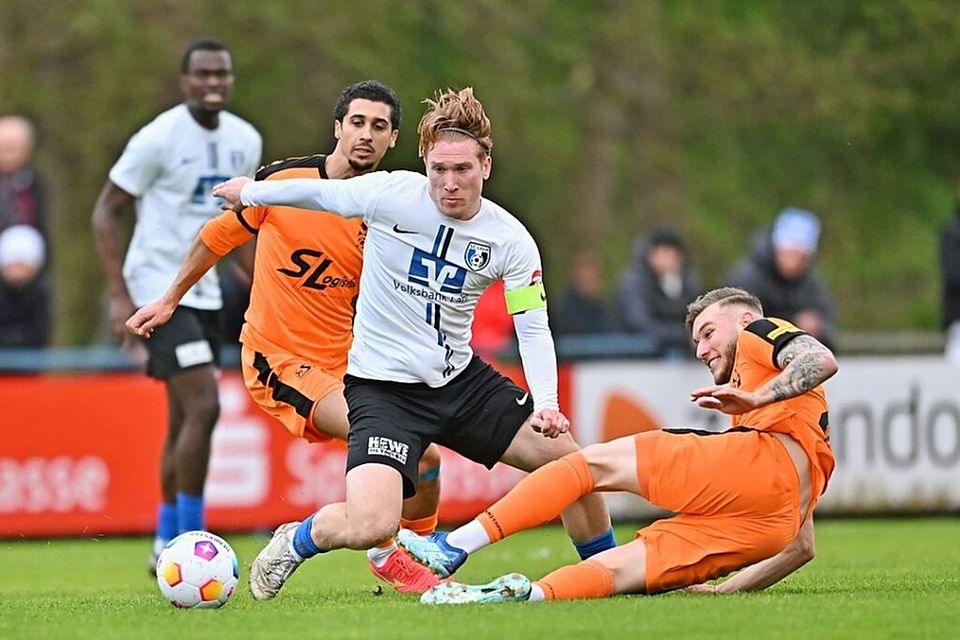 Konstantin Fries vom SC Lahr (in Weiß) erzielte gegen Oberachern das 1:0 für den Verbandsligisten 