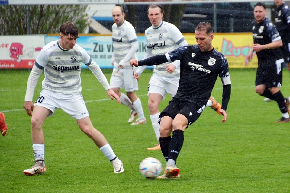Umkämpfte Partie: Nico Ledl (rechts) und der FC Ehekirchen holten beim 1:1 gegen den TSV Schwabmünchen einen Punkt.