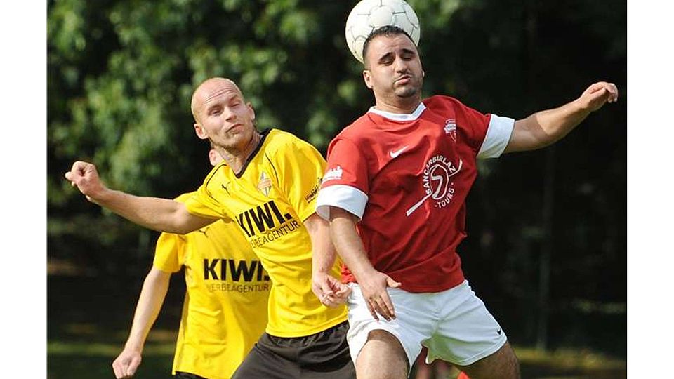 Ein enger Fight zwischen dem SV Hellern bei Türkiyemspor endete doch noch 3:1 für den Favoriten. Foto: Helmut Kemme.