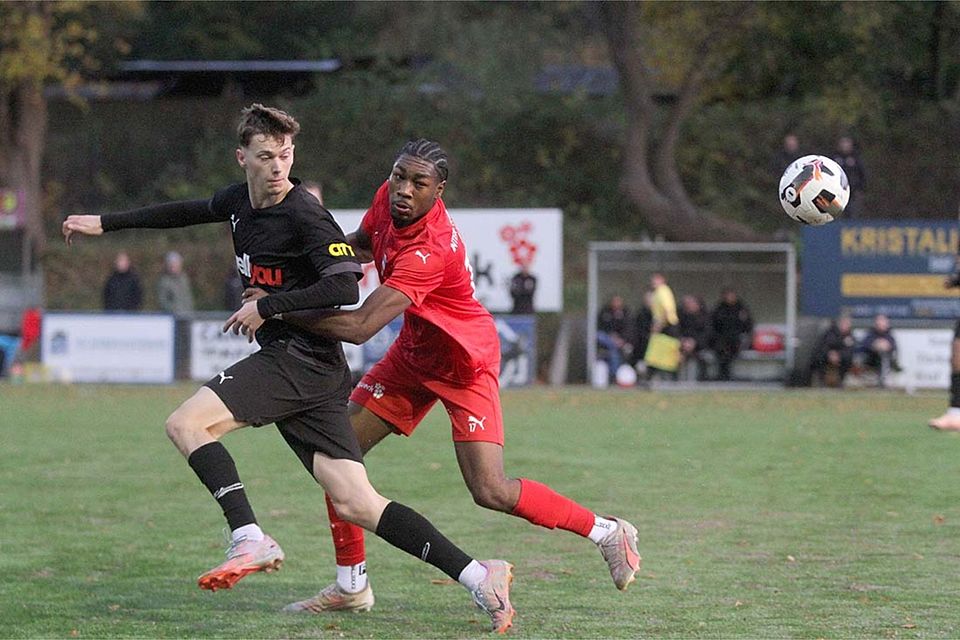 Marvin Müller (li., Kilia Kiel) gegen Denzel Imasün (Inter Türkspor Kiel.