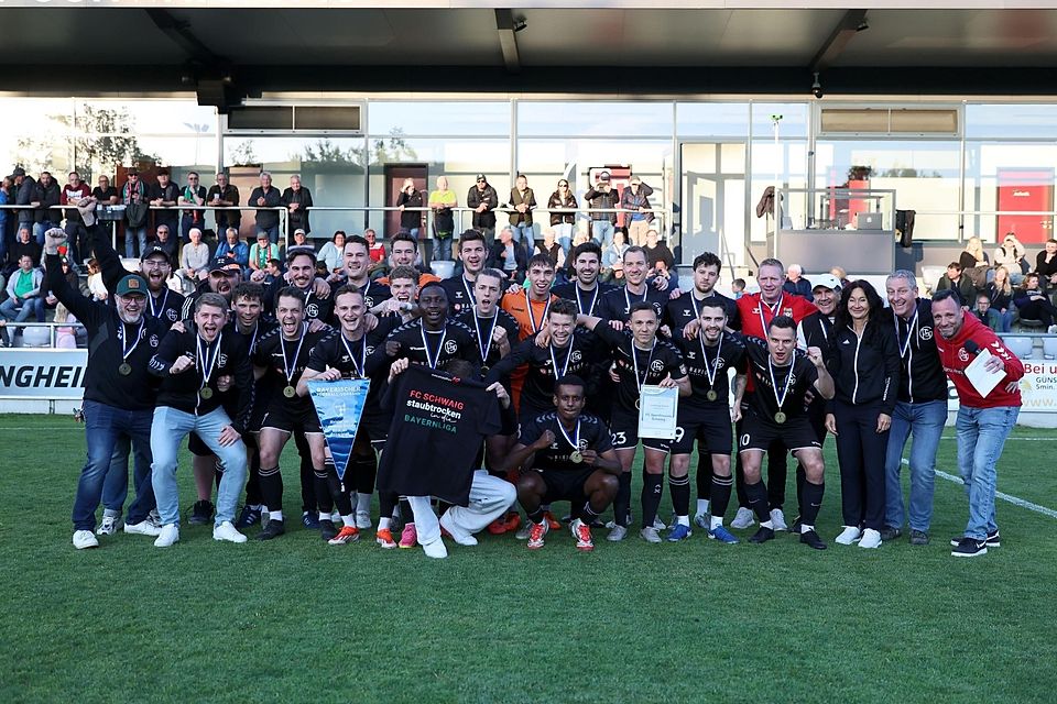 Medaillen für den Meister (Bild oben, hinten, v.l.) Sepp Obermeir (Betreuer), Robby Altermann (2. Abteilungsleiter Fußball), Mathias Leiber, Florian Pflügler, Philipp Strunk, Raffi Ascher, Maximilian Huber, Johannes Empl, Sebastian Hofmaier, Felix Günzel, Trainer Wiggerl Donbeck, Co-Trainer Walter Werner, Spielgruppenleiterin Simone Petzke, Vorsitzender Robert Jell, Stadionsprecher Alfredo Sansone; (vorne, v.l.) Abteilungsleiter Wolfgang Lang, Tobi Jell, Noah Brill, Tobi Paulus, Leon Roth, Joshua Steindorf, Bilal Ibrahim, David Jeschonek, Tim Schels, Maxi Hellinger, Arnel Fazlic und Vincent Sommer.