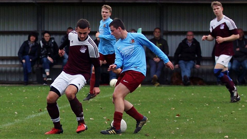 Bastian Kück (mit Ball) wird im Spielaufbau gestört. Foto: Specht