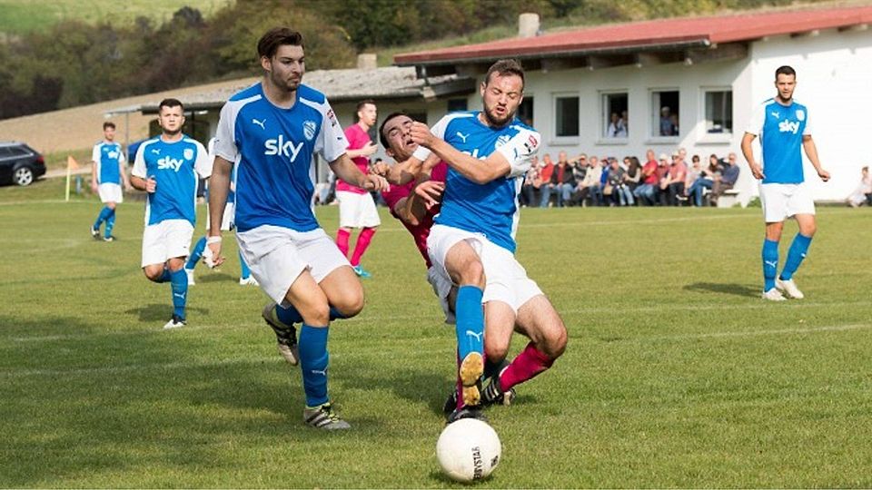 Mit Kampf zu Punkten: Leiselheims Kevin Betz (l.) und Michael Strzedula (r.) bei der Niederlage in Freimersheim. 	Foto: pa/Carsten Selak