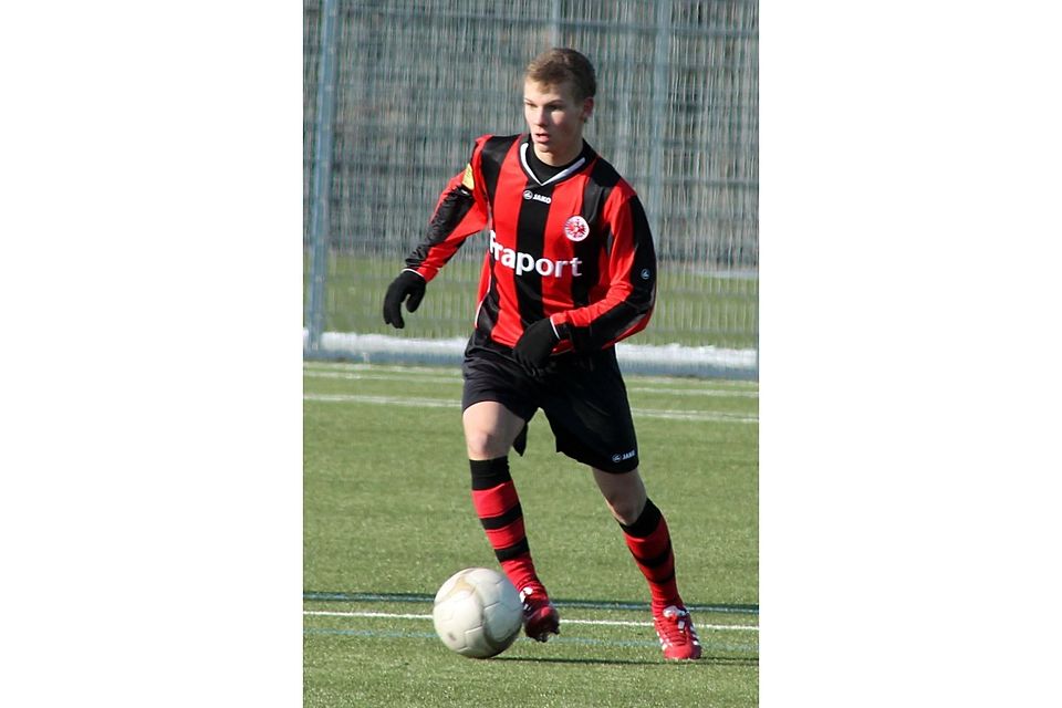 In der B-Jugend läuft der Jugendliche Kevin Kratz für die Eintracht aus Frankfurt auf.