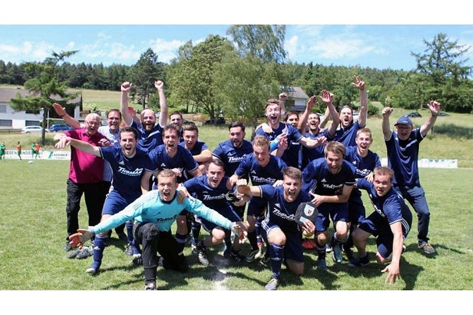 Feiern bis zum Abwinken war nach dem Wiederaufstieg in die Kreisliga A und dem Sieg in Sötenich beim FC Dollendorf-Ripsdorf angesagt. Foto: Küpper