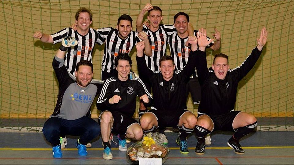 Der TSV Neckarbischofsheim feiert den Turniersieg. Foto: Lörz