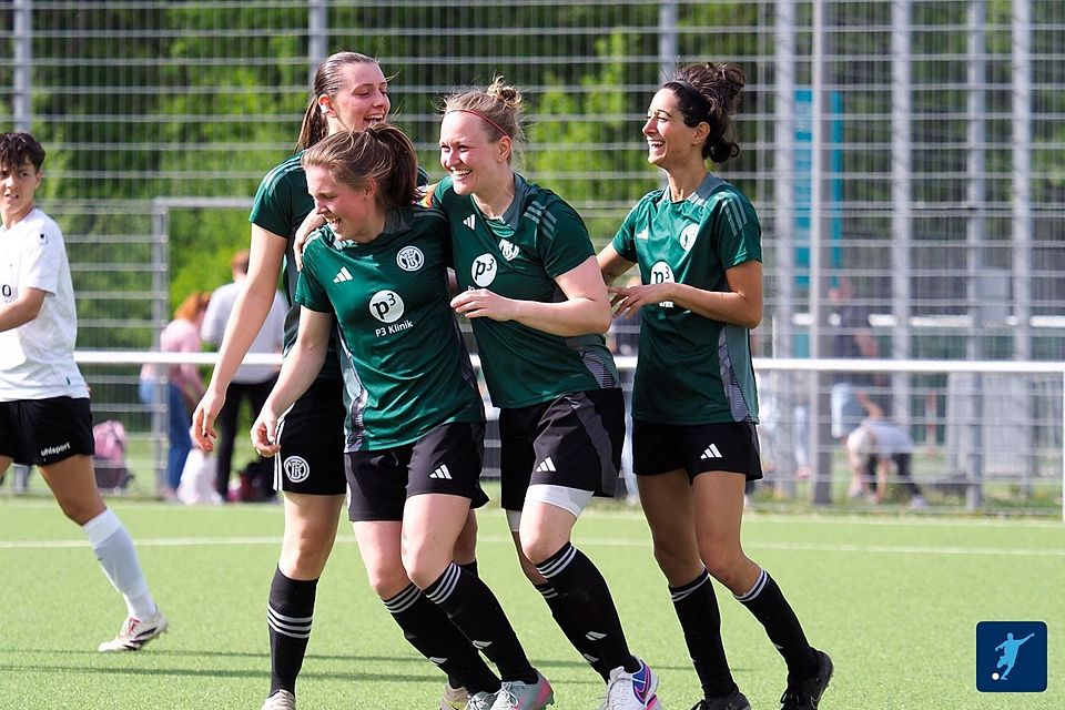 Sabrina Gahr (mitte) feiert ihr Tor!