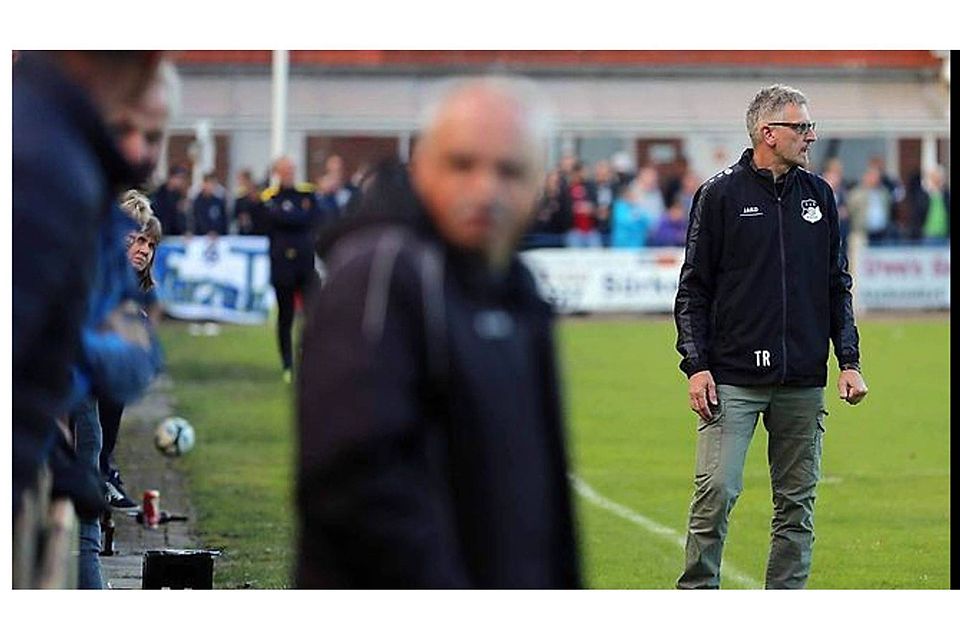 Will mit Rhede in der Kreisliga bleiben: Coach Uwe Frieling (rechts). Foto: D. Kremer