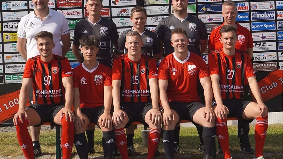 Der SC Luhe-Wildenau präsentiert seine Neuzugänge: (hinten von links) Spartenleiter Thomas Diertl, das neue Trainertrio Benjamin Urban, Klaus Moucha und Nick Ruppert sowie Teammanager Markus Hofbauer und (vorne von links) Nico Argauer, Fabian Spitzer, Felix Diermeier, Kilian Käs und Lukas Winderl.