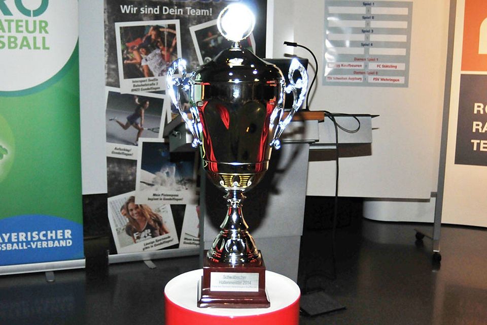 Um diesen Pokal geht es bei der Endrunde um die schwäbische Futsalmeisterschaft am Samstag in Günzburg.