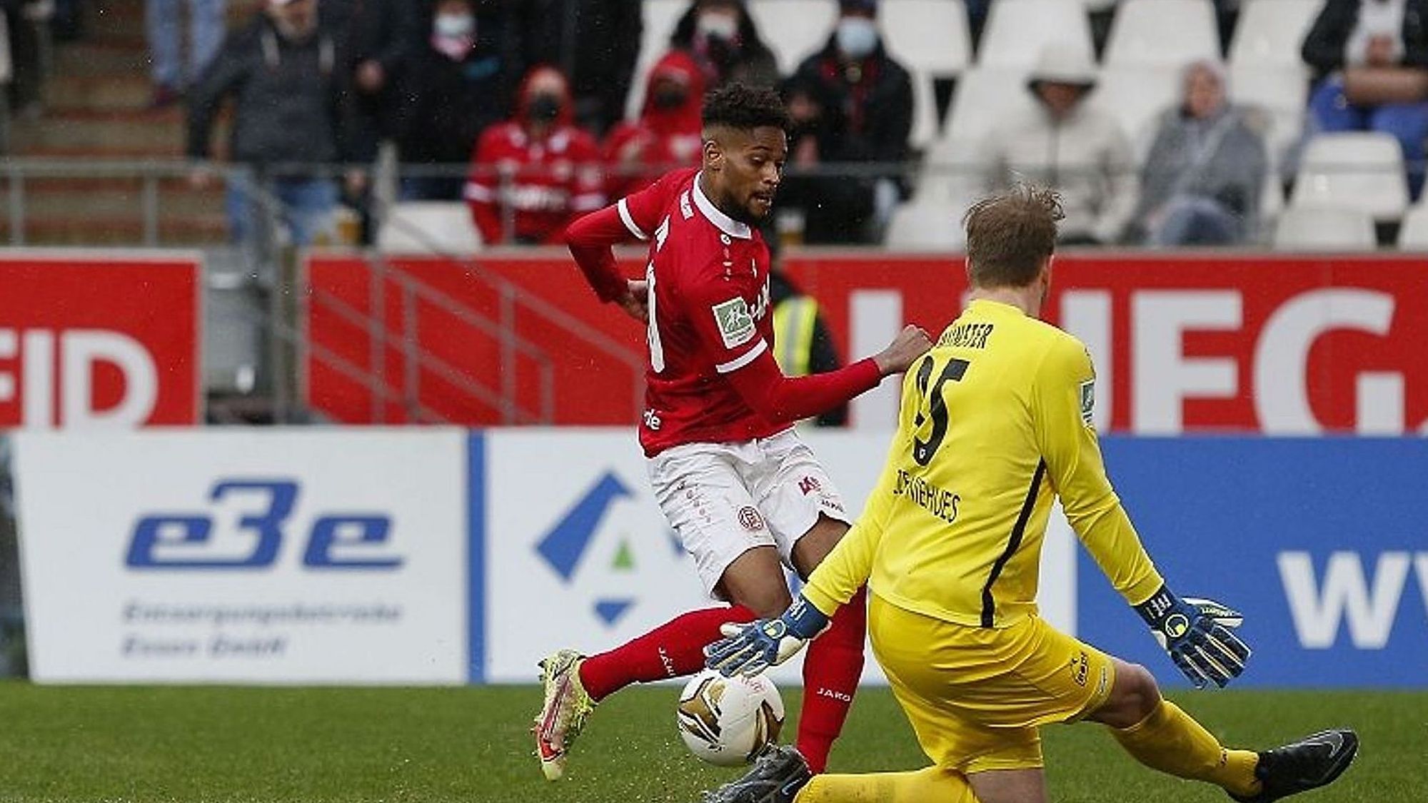 Regionalliga Rot Weiss Essen Ist Laut Fan Voting Aufstiegsfavorit FuPa