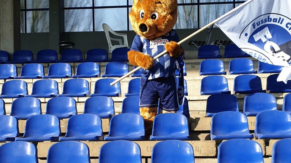 Büdi, das neue Maskottchen des FC Büderich, auf der Tribüne.