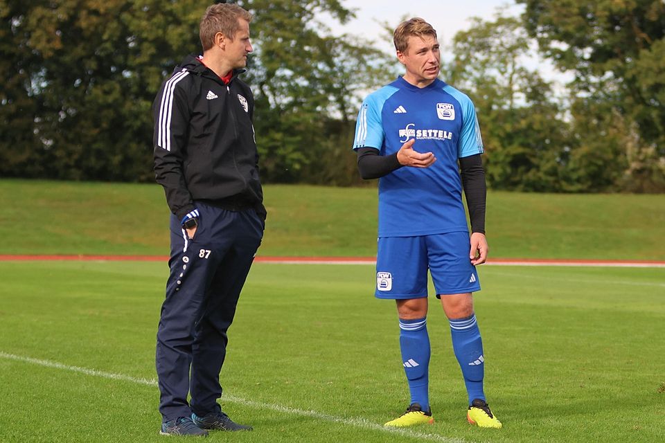 Thomas Hartmann (links, im Gespräch mit Abwehrchef Maximilian Ackermann) verlässt den FC Bad Wörishofen im Sommer nach drei erfolgreichen Jahren.