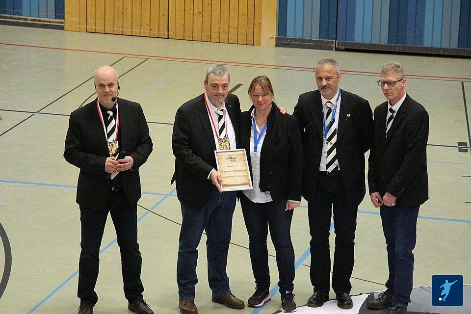 Andreas Debock erhält die Ehrenmitgliedschaft des Dülkener FC.