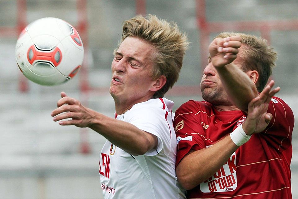 Maik Uhde (links) besitzt beim FC Augsburg bereits einen Lizenzspielervertrag und zählt zu den Spielern, die den Sprung aus dem Regional- ins Bundesliga-Team schaffen könnten.   F.: Pressefoto Eibner