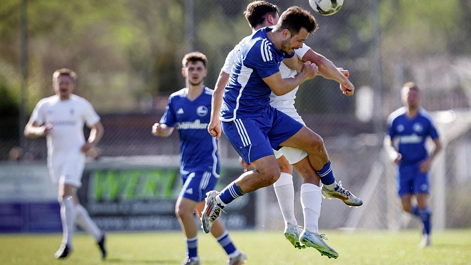 Der FC Aich (in Blau) im Spiel gegen den ASV Habach.