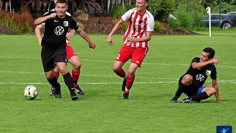 Zuletzt sehr erfolgreich, reist der FC Luhe-Markt (in Schwarz) selbstbewusst zum Derby nach Pirk.