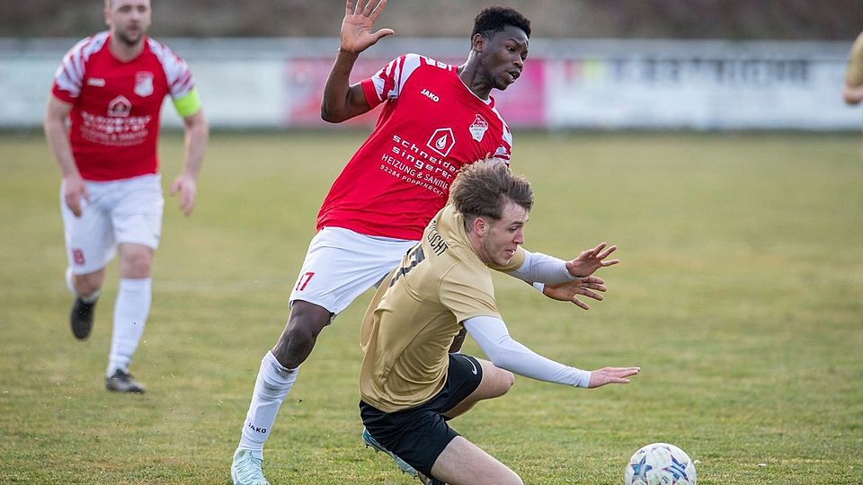 Torjäger Antoine Agbeve (hinten) und der SV Inter Bergsteig Amberg haben vor dem Saisonfinale die schlechtesten Karten.
