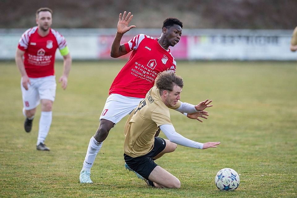 Torjäger Antoine Agbeve (hinten) und der SV Inter Bergsteig Amberg haben vor dem Saisonfinale die schlechtesten Karten.