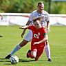 Ausgerutscht: Simon Pickhard (vorne) und der FC Rennertshofen unterlagen im Heimspiel dem BC Adelzhausen deutlich mit 0:3. 