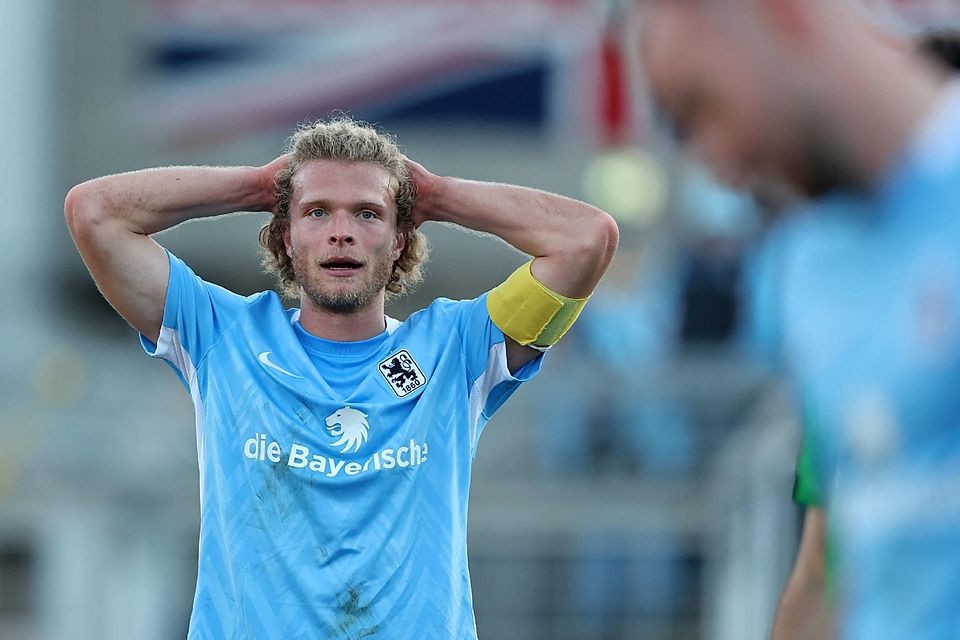 1860-Kapitän Jesper Verlaat schlägt die Hände über dem Kopf zusammen.