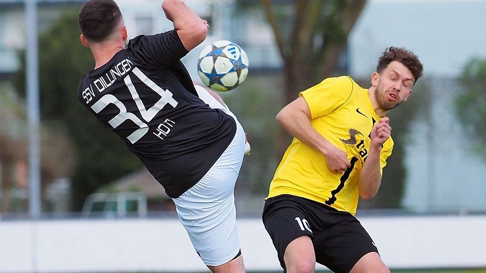 Dillingens Algert Hoti (34) zeigte Einsatz gegen Nico Fürnrohr vom SV Mauren.