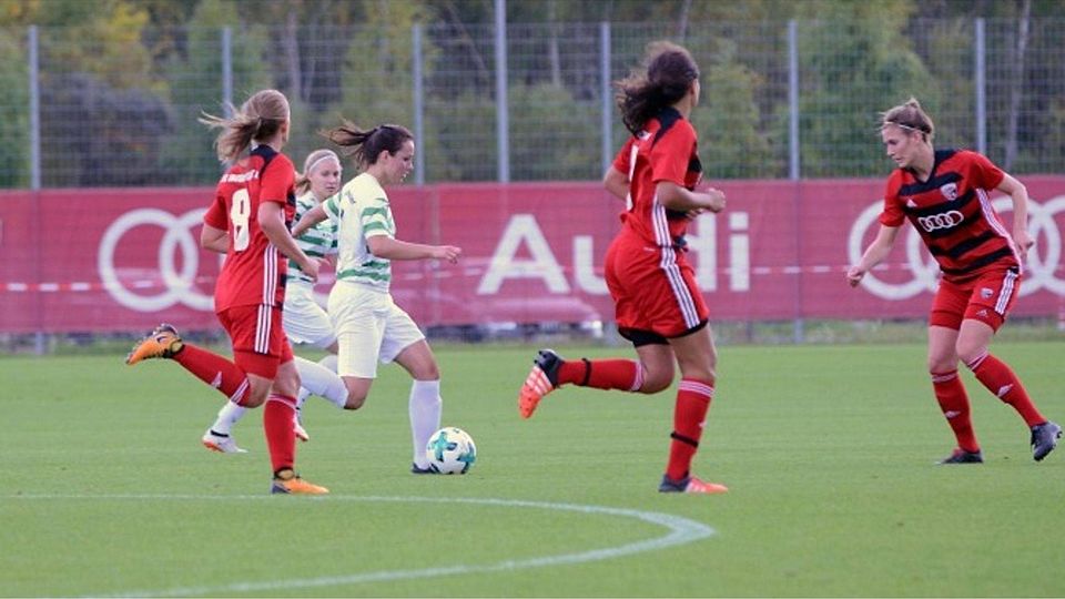 Alberina Syla (am Ball) erzielte zwei Tore für den SV Alberweiler beim Auswärtssieg in Ingolstadt. Foto: Peter Herle