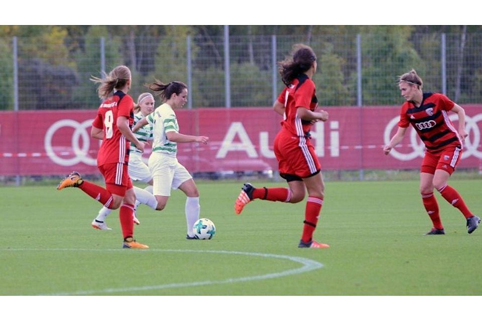 Alberina Syla (am Ball) erzielte zwei Tore für den SV Alberweiler beim Auswärtssieg in Ingolstadt. Foto: Peter Herle