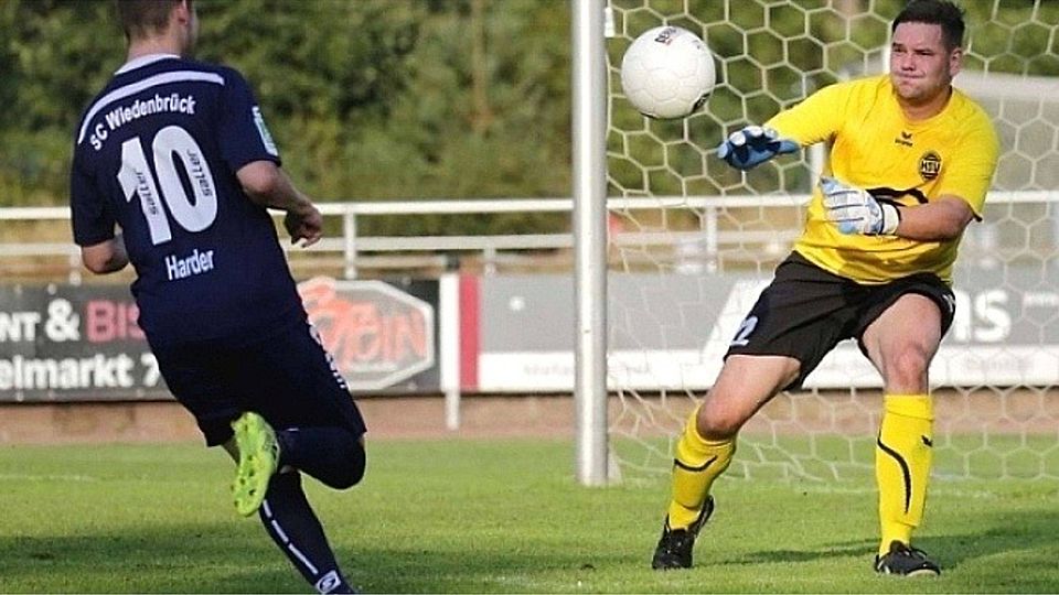 Am Mittwochabend stand Dominik Meyer (r.) noch im Hövelhofer Westfalenpokalspiel gegen Wiedenbrück im Tor. Am Donnerstag loste er das Achtelfinale im Paderborner Kreispokal aus. Foto: Henrik Martinschledde