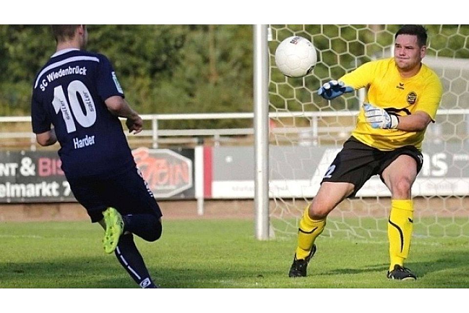 Am Mittwochabend stand Dominik Meyer (r.) noch im Hövelhofer Westfalenpokalspiel gegen Wiedenbrück im Tor. Am Donnerstag loste er das Achtelfinale im Paderborner Kreispokal aus. Foto: Henrik Martinschledde