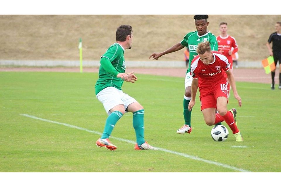 Martin Ludwig (in rot) wechselt vom Halleschen FC nach Merseburg.