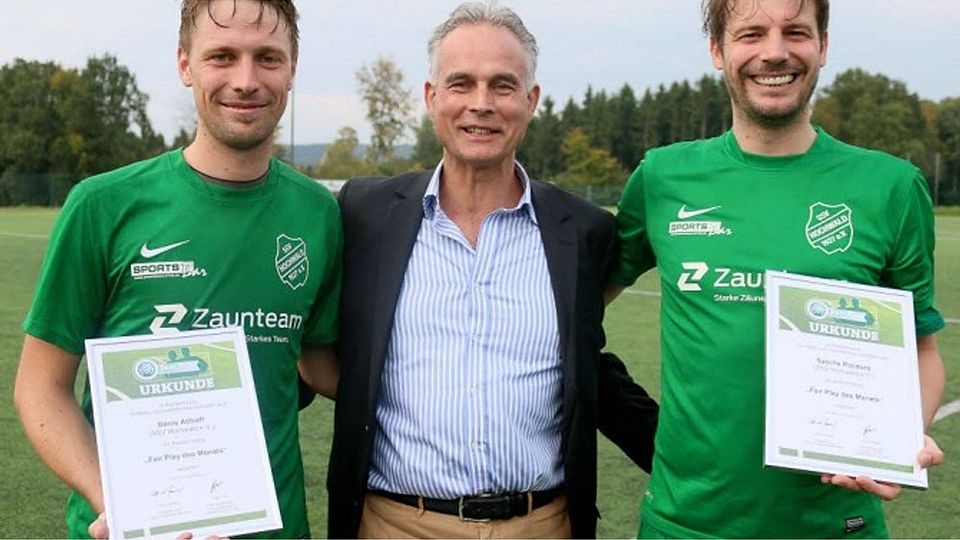 Ausgezeichnet: Denis Althoff (l.) und Sascha Polidoro mit dem früheren Fifa-Schiedsrichter Jürgen Aust.Foto: Oehl