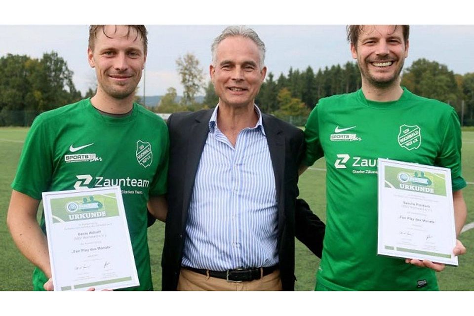 Ausgezeichnet: Denis Althoff (l.) und Sascha Polidoro mit dem früheren Fifa-Schiedsrichter Jürgen Aust.Foto: Oehl