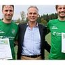 Ausgezeichnet: Denis Althoff (l.) und Sascha Polidoro mit dem früheren Fifa-Schiedsrichter Jürgen Aust.Foto: Oehl