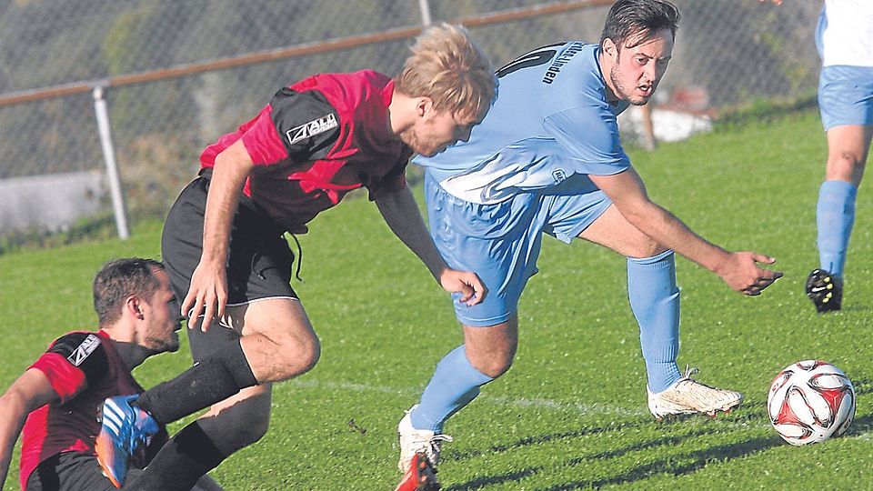Und hinterher: Philipp Müller (MTV 1846) verfolgt Torschütze Anastasis Apostolou (hellblaues Trikot).	Foto: Ben