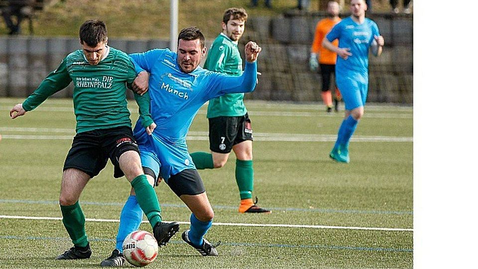 Fest im Griff:  Alsezntals Dennis Schulte (blaues Trikot) wird im Zweikampf mit dem Zweibrücker Felix Beck einer Textilprobe unterzogen.	Foto: Dirk Waidner