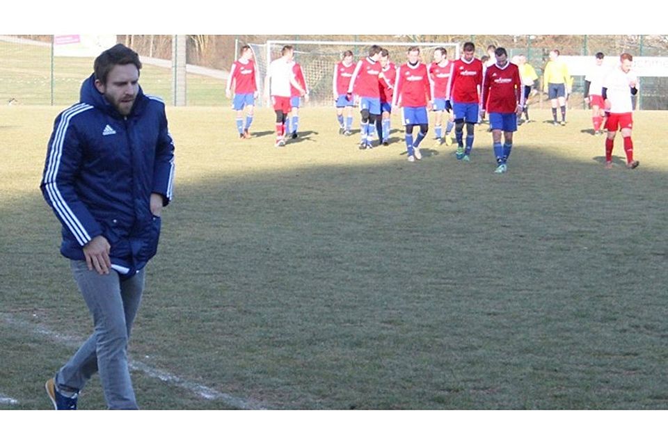 Noch ist offen, ob Trainer Raphael Zeilhofer seine Tätigkeit beim TSV Langquaid über die Saison hinaus fortsetzt.  Foto: Roloff