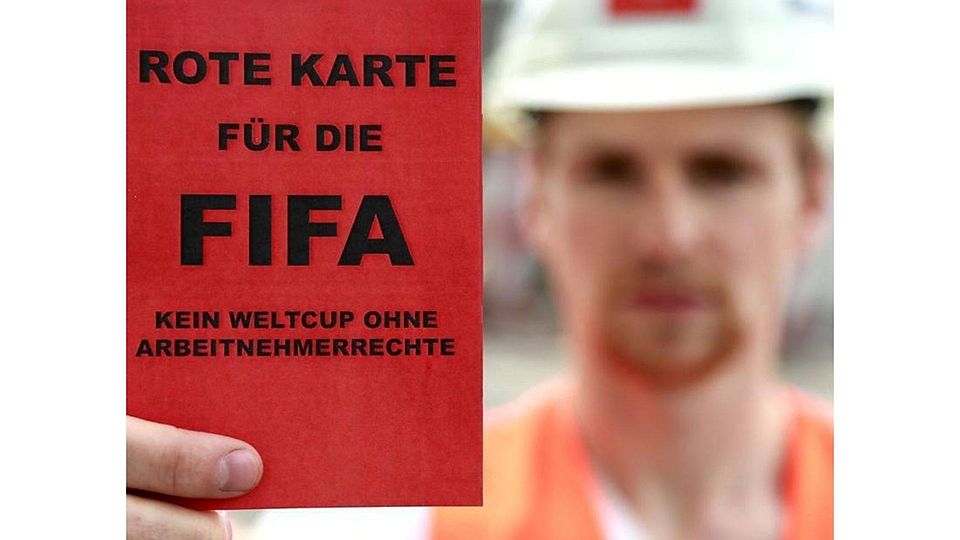 Rote Karte für die FIFA: Die IG Bauen-Agrar-Umwelt (IG BAU) appelliert an alle Fußballklubs im Kreis Reutlingen, sich für eine faire Fußball-WM einzusetzen.