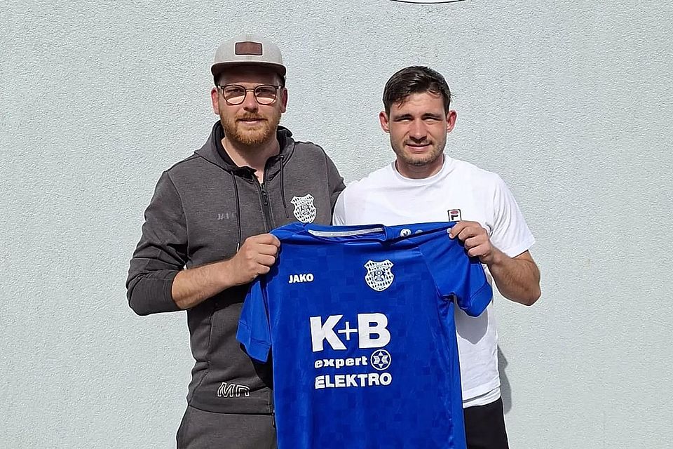 Rosenbergs Sportlicher Leiter Manuel Röhrer (links) freut sich über die Verpflichtung von Elias Grünwald.