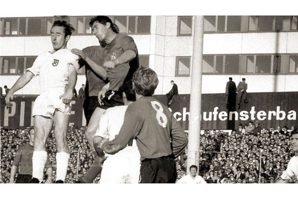 Eine Spielszene aus den 60er-Jahren. Der zweite Spieler von rechts ist Georg Braun. Hinten steht Horst Eberl. Viele Zuschauer kamen im Anzug. Foto: Privatarchiv Eberl