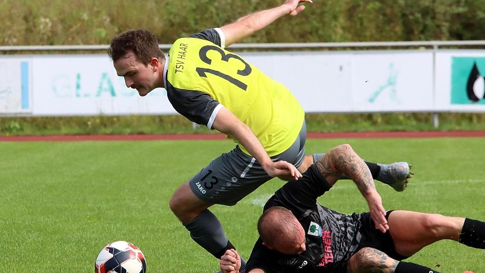 Nächster Stolperstein: Haar (Daniel Polok; l.) unterliegt dem SV Hohenlinden 0:2.