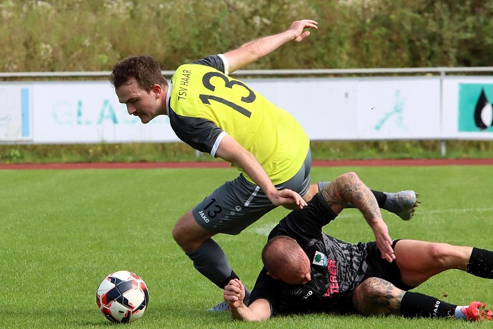 Nächster Stolperstein: Haar (Daniel Polok; l.) unterliegt dem SV Hohenlinden 0:2. Nächster Stolperstein: Haar (Daniel Polok; l.) unterliegt dem SV Hohenlinden 0:2.