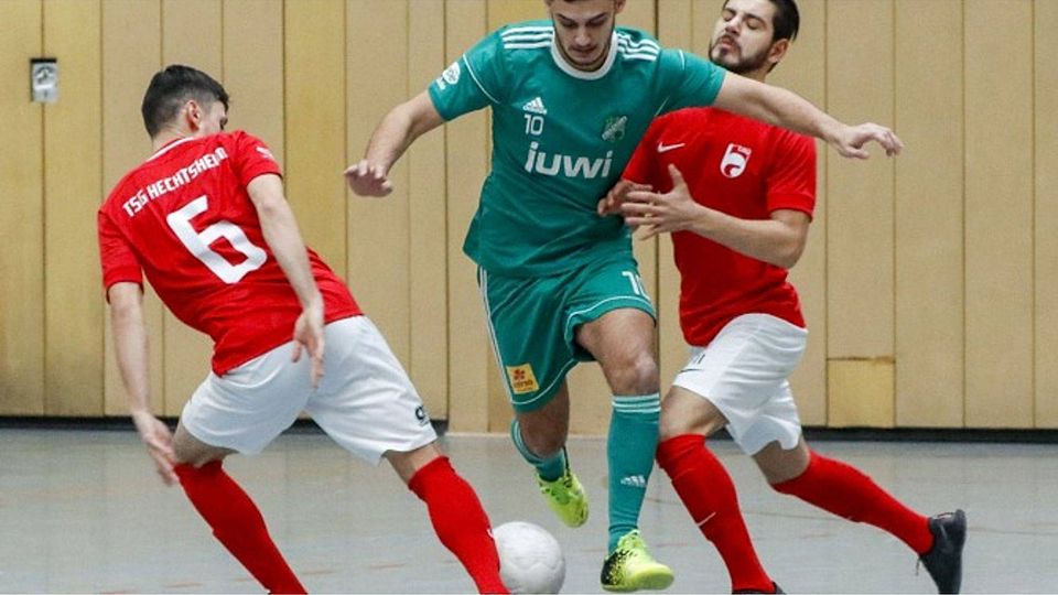 Waldalgesheims Edeltechniker Vincenzo Bilotta (Mitte) wird von den Hechtsheimern Andrea Carista (rechts) und Ferhat Erdogan ausnahmsweise mal gestoppt.	Foto: hbz/Stefan Sämmer