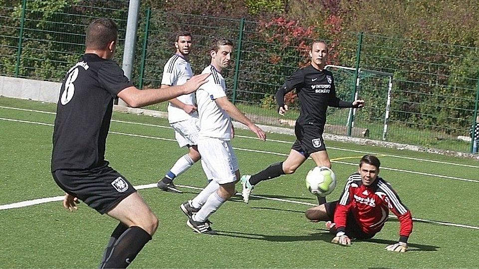 Die Gau-Odernheimer Maik Strunk (li.) und Jonathan Halstenberg überlisten Wöllsteins Keeper Marcel Metz. Die weiteren TuS-Spieler, Kim Patrick Schmeler und Patrick Wolf, sind machtlos. Sie müssen das 0:2 hinnehmen.	Foto: photoagenten/Axel Schmitz