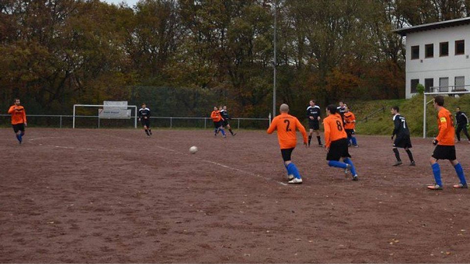 Der SV Langenseifen (orange) bezwang den SSV Hattenheim auf eigenem Platz mit 5:0. Stürmer Nico Diehl erzielte dabei zwei Treffer. F: van den Berg