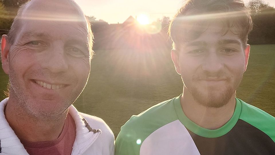 Ex-Drittliga-Schlussmann Christoph Schmalhofer (li.) mit seinem Sohn Simon, der beim FC Hohenthann zwischen den Pfosten steht 