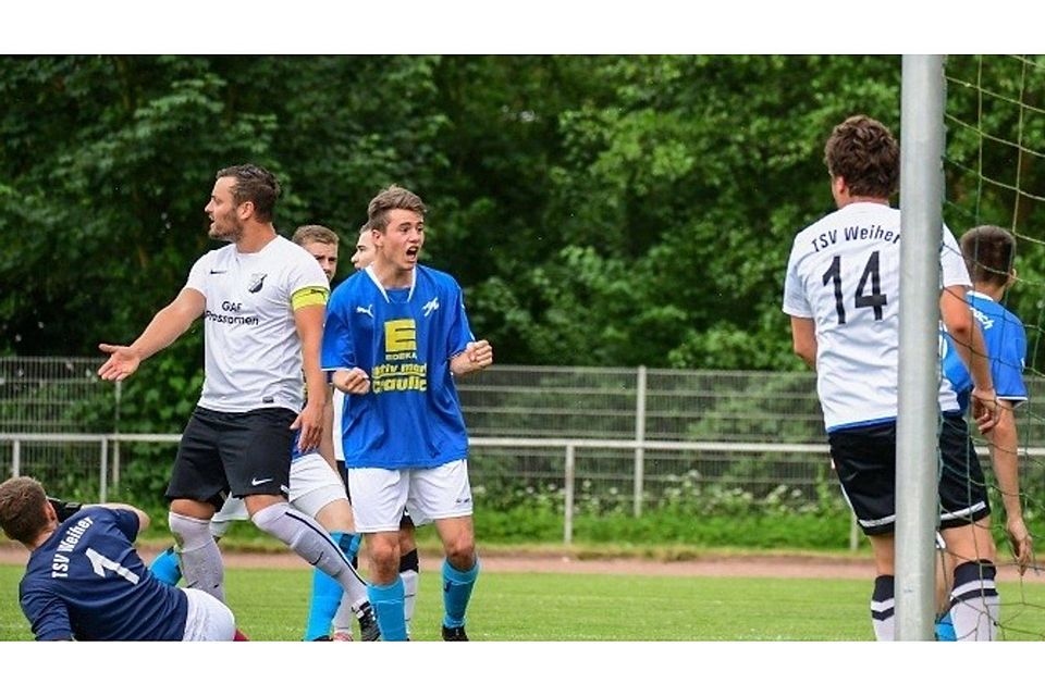 Jonas Heer hat soeben das 1:0 für den SV/BSC Mörlenbach im B-Liga-Derby gegen den TSV Weiher (Mitte Spielführer Dennis Majewski) erzielt. Am Ende siegen die Gastgeber mit 4:2.	 Foto: Sascha Lotz